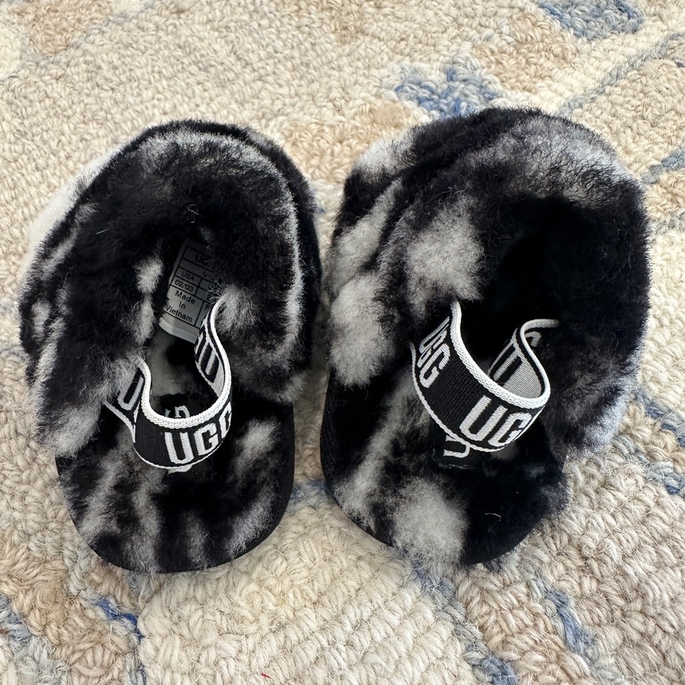 Ugg Fluff Yeah Black and White Fuzzy Slippers, Kids Size 02/03 - Picture 2 of 4